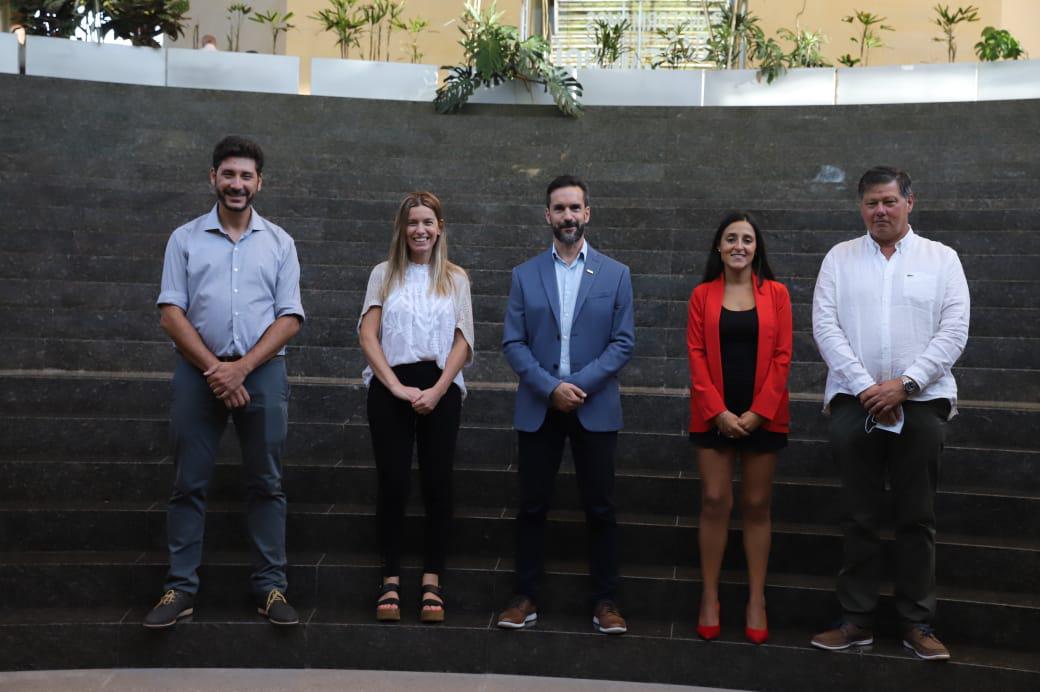 De izq. A der_ Diego Abdo, gerente de Comunicación de Exponenciar; Verónica Tiberi, gerente de Producto & Desarrollo; Leandro Caruso, Chief Marketing Officer de YPF; Eliana Esnaola, Jefa de Prensa de Exponenciar